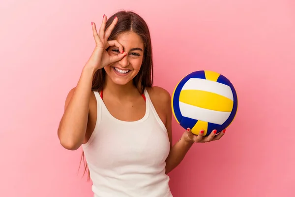 Joven Mujer Caucásica Sosteniendo Una Pelota Voleibol Aislado Fondo Rosa — Foto de Stock