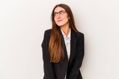 Beyaz arka planda izole edilmiş beyaz iş kadını hedeflerine ve amaçlarına ulaşma hayali kuruyor.