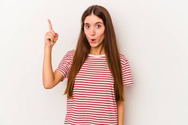 Beyaz arka planda izole edilmiş beyaz bir kadın ağzı açık bir şekilde üst tarafı işaret ediyor..