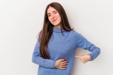 Beyaz arka planda karaciğer ağrısı çeken, karnı ağrıyan beyaz bir kadın..