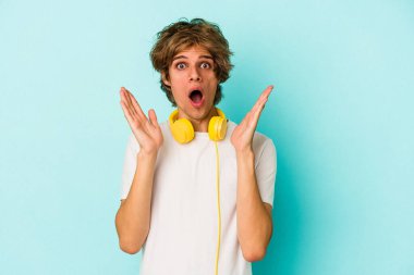 Mavi arka planda müzik dinleyen beyaz bir adam şaşırmış ve şok olmuştu..