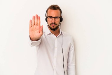 Beyaz arka planda izole edilmiş dövmeleri olan beyaz tenli beyaz pazarlamacı elini uzatıp dur işareti göstererek seni engelliyor..