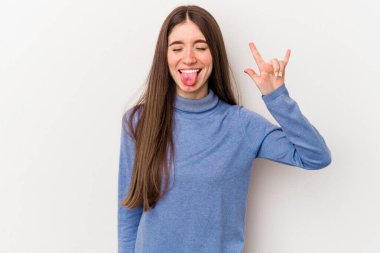 Beyaz arka planda izole edilmiş genç beyaz kadın parmaklarıyla taş hareketi gösteriyor.