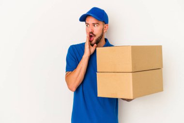 Beyaz arka planda dövmeleri olan beyaz tenli genç teslimatçı gizli bir sıcak fren haberinin olduğunu söylüyor.