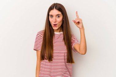 Beyaz arka planda soyutlanmış beyaz bir kadın, yaratıcılık kavramına sahip..