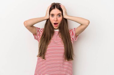 Beyaz arka planda izole edilmiş genç beyaz bir kadın şok geçiriyordu. Önemli bir buluşmayı hatırladı..