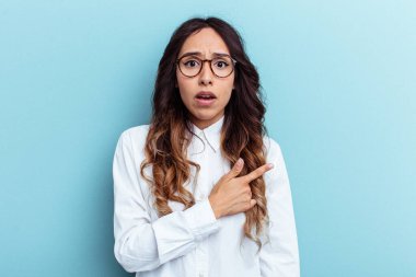 Mavi arka planda izole edilmiş genç Meksikalı kadın...