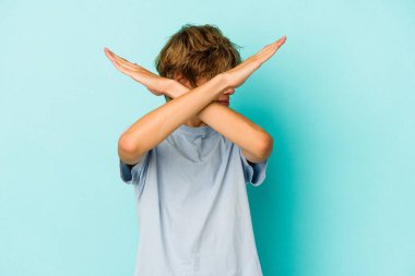 Mavi arka planda soyutlanmış, iki kolu çapraz, inkar kavramı olan beyaz bir genç..