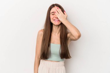 Beyaz arka planda izole edilmiş genç beyaz kadın gülüyor, kaygısız, doğal duygu..