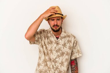 Beyaz arka planda izole edilmiş yaz kıyafetleri giyen beyaz dövmeli genç beyaz adam şoka uğruyor, önemli bir buluşmayı hatırlıyor..