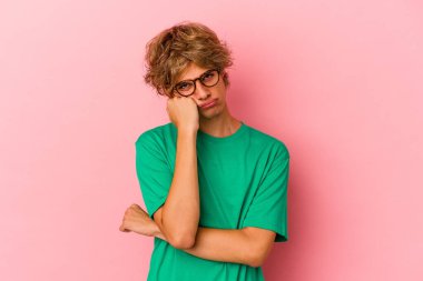 Pembe arka planda soyutlanmış, üzgün ve dalgın hisseden, kopyalama alanına bakan beyaz bir adam..