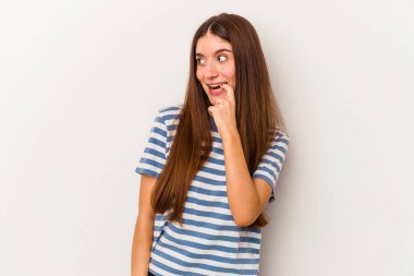 Beyaz arka planda izole edilmiş genç beyaz kadın rahatlamış bir şeyin fotokopi odasına baktığını düşünüyor..