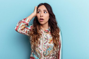 Mavi arka planda izole edilmiş genç Meksikalı kadın şok geçiriyordu. Önemli bir buluşmayı hatırladı..