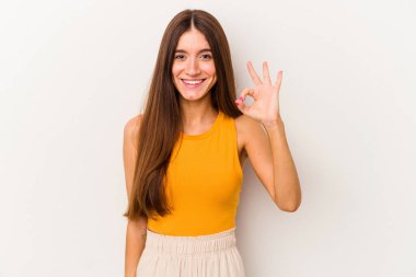 Beyaz arka planda izole edilmiş genç beyaz kadın neşeli ve kendinden emin, iyi bir hareket gösteriyor..