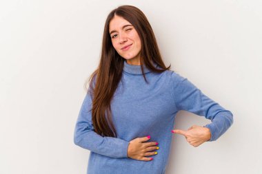 Beyaz arka planda karaciğer ağrısı çeken, karnı ağrıyan beyaz bir kadın..