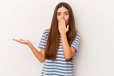 Beyaz arka planda izole edilmiş beyaz tenli genç bir kadın avuç içinin fotokopi alanından etkilenmiş..