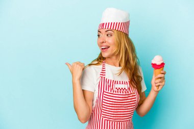 Kafkas dondurma üreticisi kadın dondurma tutuyor mavi arka planda izole edilmiş başparmak uzakta, gülüyor ve kaygısız.