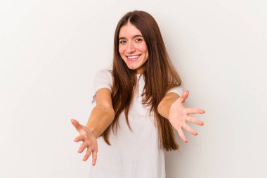 Beyaz arka planda izole edilmiş beyaz bir kadın hoş bir ifade sergiliyor..