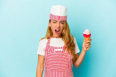 Kafkas dondurma üreticisi kadın elinde dondurma tutuyordu. Mavi arka planda izole bir şekilde. Çok sinirli ve agresif çığlık atıyordu..