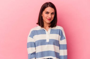 Pembe arka planda soyutlanmış beyaz bir kadın üzgün, ciddi bir yüz, mutsuz ve hoşnutsuz..