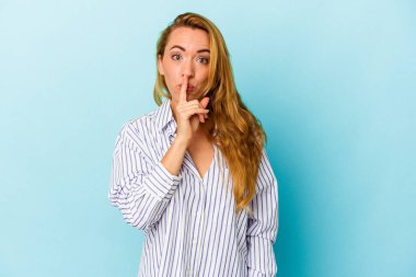 Beyaz kadın mavi arka planda izole edilmiş bir şekilde ya sır saklıyor ya da sessizlik istiyor..