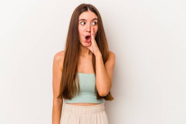 Beyaz arka planda izole edilmiş genç beyaz kadın gizli sıcak fren haberini veriyor ve yana bakıyor.