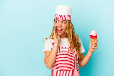 Mavi arka planda izole edilmiş dondurma tutan Kafkasyalı dondurma üreticisi kadın gizli bir sıcak fren haberi veriyor ve yan bakıyor.