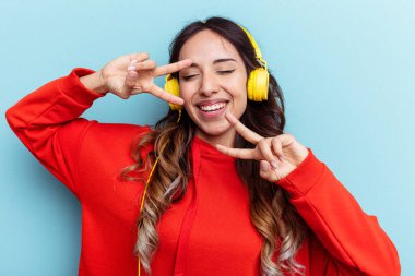 Mavi arka planda bornoz giyen genç Meksikalı kadın. 