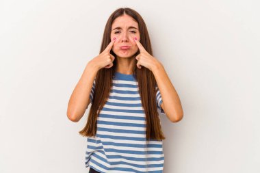 Beyaz arka planda izole edilmiş beyaz bir kadın ağlıyor, bir şeyden memnun değil, acı ve kafa karışıklığı konsepti..
