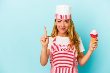 Kafkasyalı dondurma üreticisi elinde dondurma tutan kadın mavi arka planda bir numarayı parmağıyla gösteriyor..