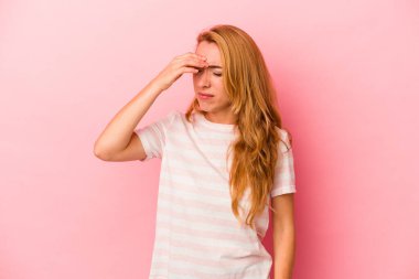 Kafkasyalı sarışın kadın pembe arka planda izole edilmiş, başı ağrıyor, yüzüne dokunuyor..
