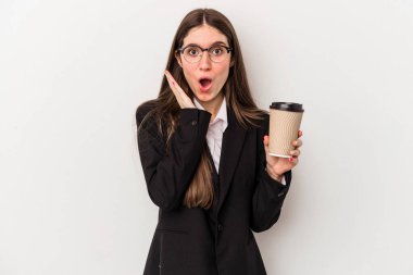 Beyaz arka planda izole edilmiş kahvesini elinde tutan beyaz iş kadını şaşırdı ve şok oldu..