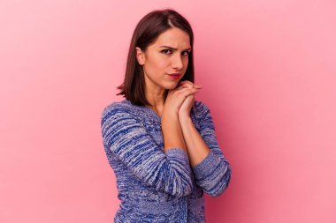 Pembe arka planda izole edilmiş genç beyaz kadın korkmuş ve korkmuş..
