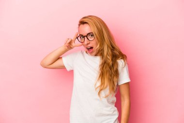 Kafkas sarışın kadın pembe arka planda izole edilmiş dans ediyor ve eğleniyor..