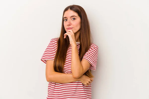 Young Caucasian Woman Isolated White Background Suspicious Uncertain Examining You — Stock Photo, Image