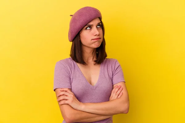 Junge Kaukasische Frau Isoliert Auf Gelbem Hintergrund Müde Von Einer — Stockfoto