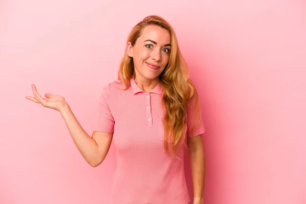 Mujer Rubia Caucásica Aislada Sobre Fondo Rosa Dudando Encogiéndose Hombros —  Fotos de Stock