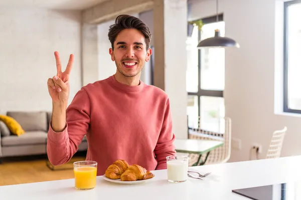 Joven Hombre Raza Mixta Desayunando Una Cocina Mañana Mostrando Número — Foto de Stock