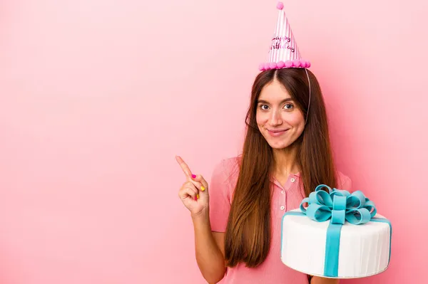 Junge Kaukasische Frau Feiert Einen Geburtstag Isoliert Auf Rosa Hintergrund — Stockfoto