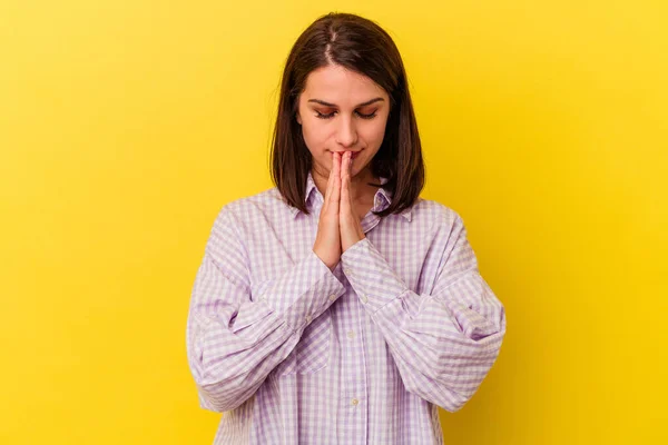 Mladá Běloška Izolovaná Žlutém Pozadí Modlící Projevující Oddanost Věřící Hledající — Stock fotografie