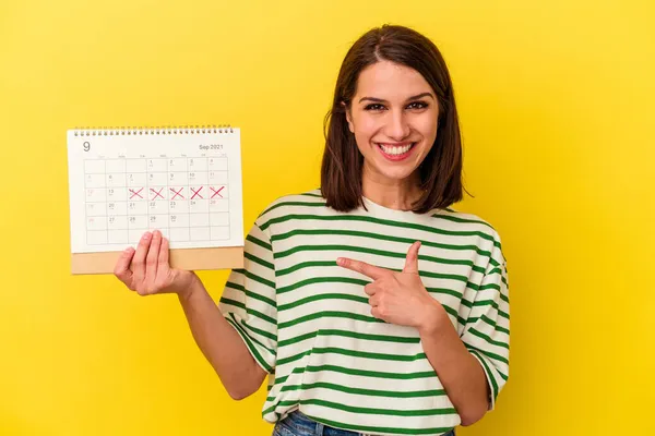 Giovane Donna Australiana Possesso Calendario Isolato Sfondo Giallo Sorridente Indicando — Foto Stock