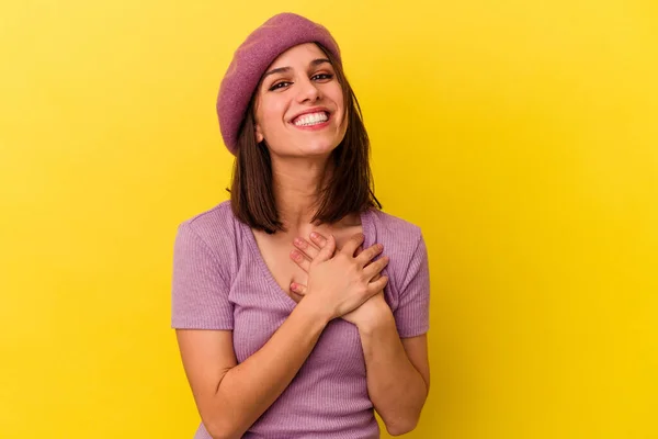 Mulher Caucasiana Jovem Isolado Fundo Amarelo Rindo Mantendo Mãos Coração — Fotografia de Stock