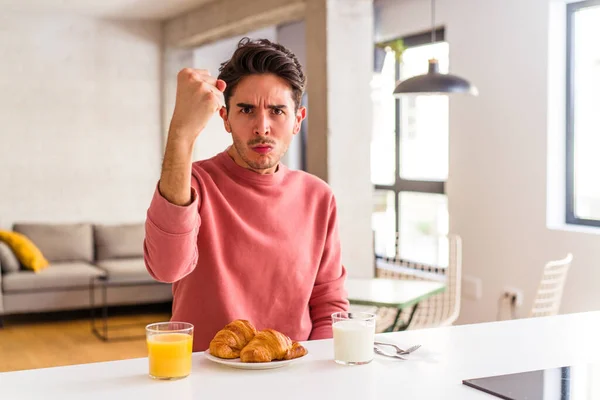Joven Hombre Raza Mixta Desayunando Una Cocina Mañana Mostrando Puño — Foto de Stock