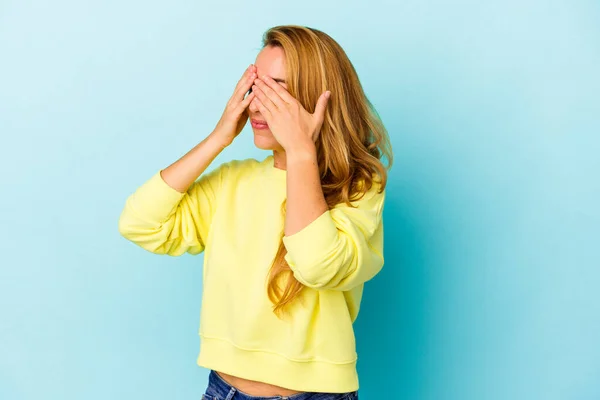 Mujer Caucásica Aislada Sobre Fondo Azul Miedo Cubriendo Los Ojos — Foto de Stock