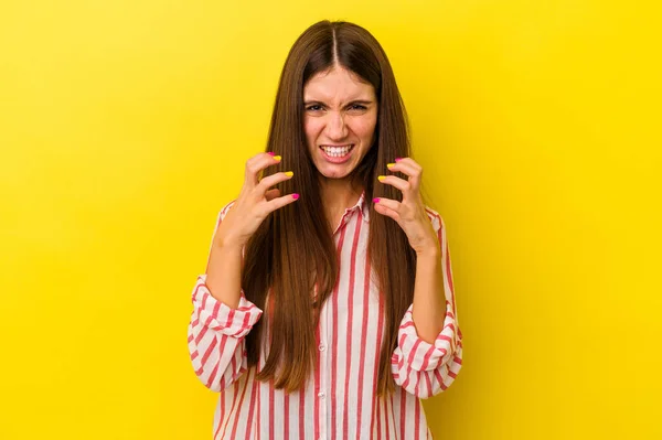 Joven Mujer Caucásica Aislada Sobre Fondo Amarillo Molesta Gritando Con —  Fotos de Stock