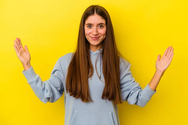 Giovane Donna Caucasica Isolata Sfondo Giallo Che Tiene Qualcosa Poco — Foto Stock