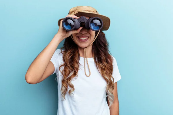 Junge Mexikanerin Bademantel Vor Blauem Hintergrund — Stockfoto