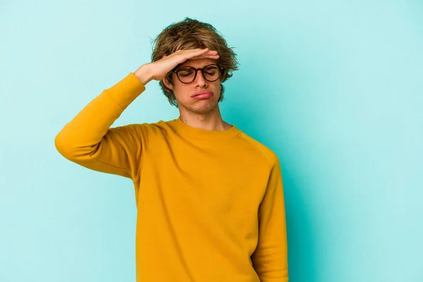 Jonge Blanke Man Met Make Geïsoleerd Blauwe Achtergrond Aanraken Van — Stockfoto