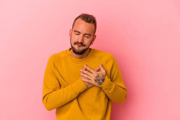 Homem Caucasiano Jovem Com Tatuagens Isoladas Fundo Rosa Tem Expressão — Fotografia de Stock