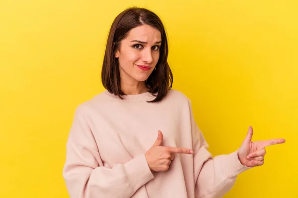 Junge Kaukasische Frau Isoliert Auf Gelbem Hintergrund Schockiert Mit Zeigefinger — Stockfoto